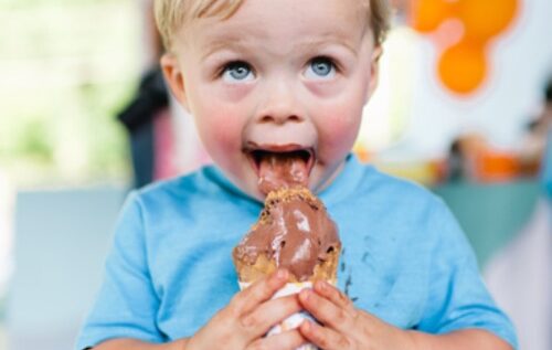 VIDEO LOL | Reacţiile copiilor din momentul în care mănâncă îngheţată îţi vor face ziua amuzantă