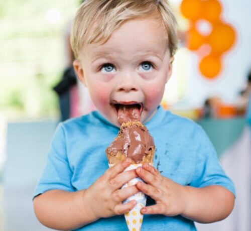 VIDEO LOL | Reacţiile copiilor din momentul în care mănâncă îngheţată îţi vor face ziua amuzantă