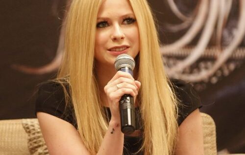VIDEOCLIP NOU | Avril Lavigne revine după 2 ani de pauză! Ascultă piesa ”Fly”