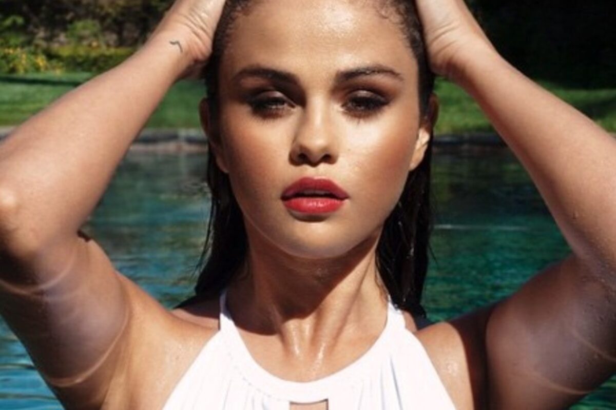 OMG! Selena Gomez a pozat acoperită doar de un prosop!