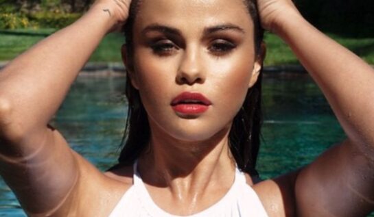 OMG! Selena Gomez a pozat acoperită doar de un prosop!