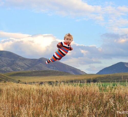 FOTO FRUMI | Un tătic și-a făcut bebelușul să ”zboare” și l-a fotografiat!