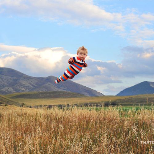 FOTO FRUMI | Un tătic și-a făcut bebelușul să zboare și l-a fotografiat!