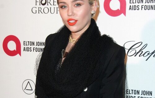 Miley Cyrus poartă o căciulă ciudată după despărțirea de Patrick Schwarzenegger. Ce s-a întâmplat cu părul vedetei!