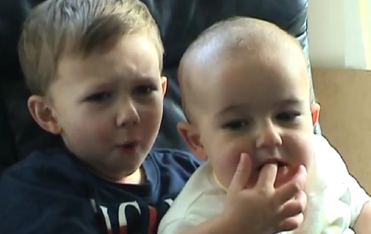 VIDEO | Îi mai ții minte pe băieții „Charlie Bit My Finger? Uite cum arată acum!