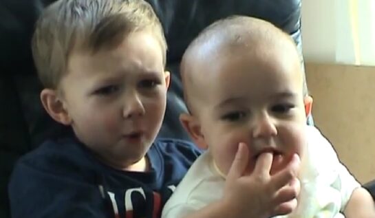 VIDEO | Îi mai ții minte pe băieții „Charlie Bit My Finger”? Uite cum arată acum!
