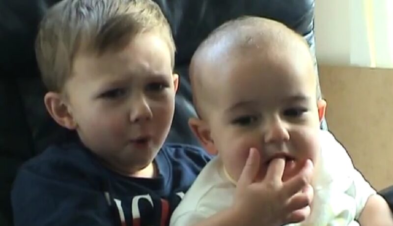 VIDEO | Îi mai ții minte pe băieții „Charlie Bit My Finger”? Uite cum arată acum!