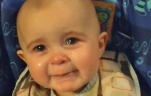 Aww! Acest bebeluș plânge de emoție când mama lui îi cântă