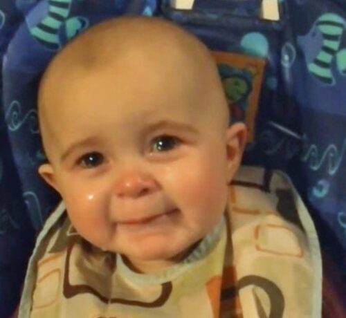 Aww! Acest bebeluș plânge de emoție când mama lui îi cântă