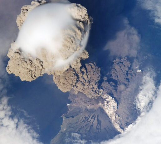 Fotografiile cu vulcanul care a erupt în Chile sunt înspăimântător de frumoase