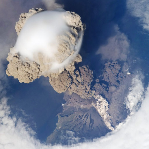 Fotografiile cu vulcanul care a erupt în Chile sunt înspăimântător de frumoase