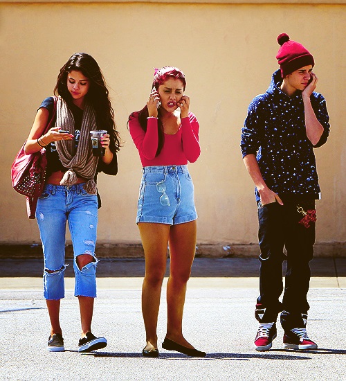 Selena Gomez e devastată! A aflat că Justin Bieber şi Ariana Grande sunt împreună.