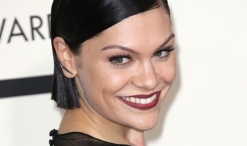 Jessie J nu mai arată deloc cum o știi. Și-a vopsit părul în cea mai turbată culoare!