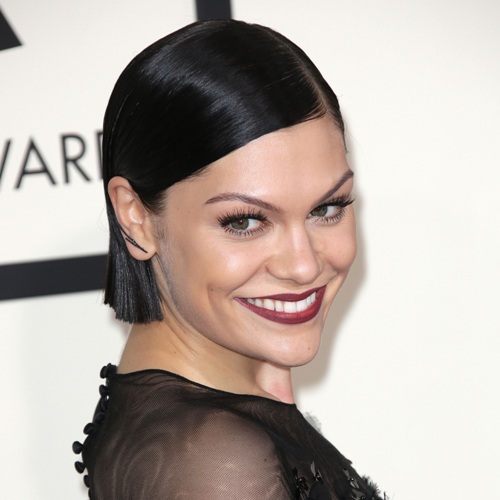 Jessie J nu mai arată deloc cum o știi. Și-a vopsit părul în cea mai turbată culoare!