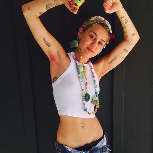 VIDEO OMG | Miley Cyrus apare dezbrăcată în primul videoclip al uneia dintre cele mai bune prietene