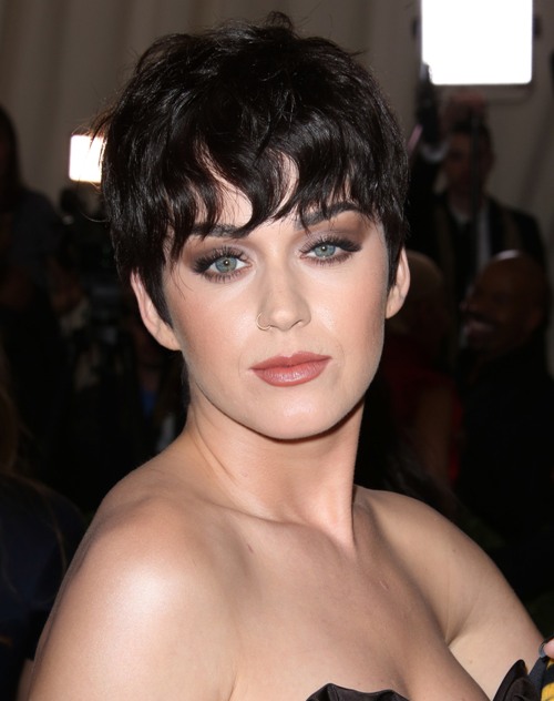 Katy Perry iar și-a schimbat coafura și culoarea părului!