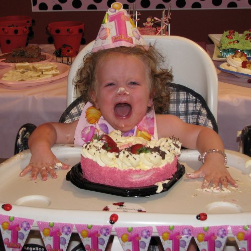 VIDEO LOL | 16 copii care s-au săturat de petreceri. Uite cum reacționează când e ziua lor!