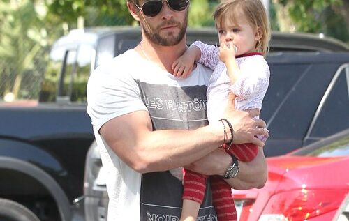Aww! Chris Hemsworth (Thor), în cea mai frumoasă ipostază. Uite cum arată când își plimbă fetița!