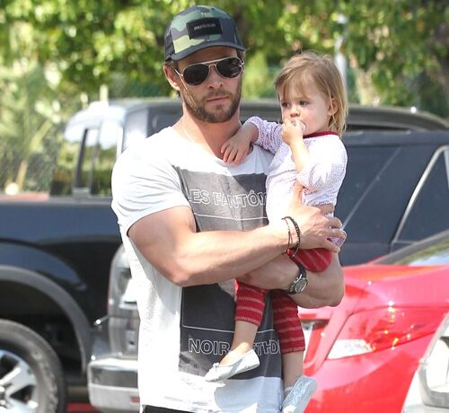 Aww! Chris Hemsworth (Thor), în cea mai frumoasă ipostază. Uite cum arată când își plimbă fetița!