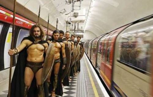 FOTO LOL | Spartanii din ”300” s-au plimbat cu metroul. Uite cum au făcut cosplay cei mai HOT bărbați!