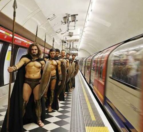 FOTO LOL | Spartanii din ”300” s-au plimbat cu metroul. Uite cum au făcut cosplay cei mai HOT bărbați!