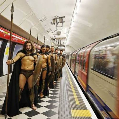 FOTO LOL | Spartanii din 300 s-au plimbat cu metroul. Uite cum au făcut cosplay cei mai HOT bărbați!