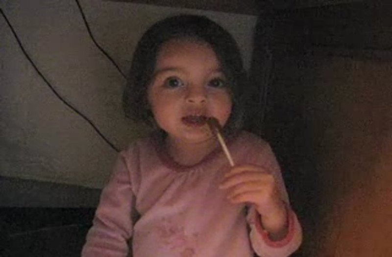 VIDEO: Ea e cea mai dulce fetiţă pe care o vei vedea azi. A mâncat dulciuri şi se ascunde de tatăl ei!