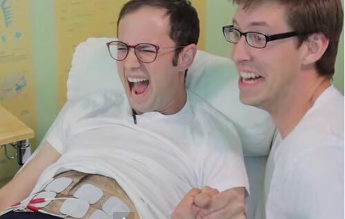 VIDEO LOL | Bărbații experimentează durerile nașterii. Crezi că rezistă?