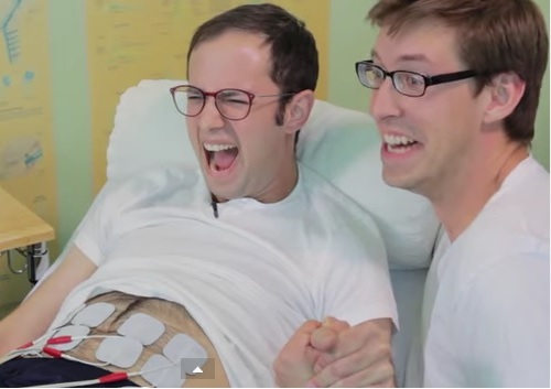 VIDEO LOL | Bărbații experimentează durerile nașterii. Crezi că rezistă?