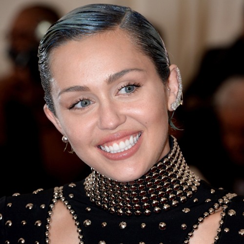 VIDEO OMG: Miley Cyrus a cântat o piesă în premieră la o petrecere privată