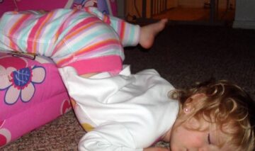 FOTO LOL | 15 bebeluși care dorm în cele mai ciudate locuri