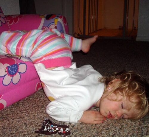 FOTO LOL | 15 bebeluși care dorm în cele mai ciudate locuri
