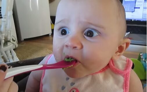 LOL | Acest bebeluș gustă pentru prima dată avocado. Reacția lui îți va înveseli ziua!