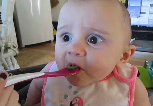 LOL | Acest bebeluș gustă pentru prima dată avocado. Reacția lui îți va înveseli ziua!