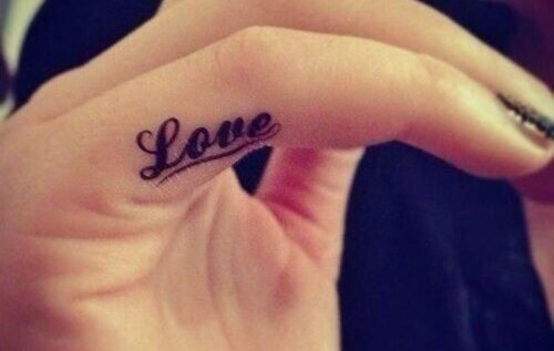 TOP 10 tatuaje mici de care te vei îndrăgosti iremediabil