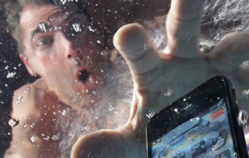 VIDEO OMG: A înotat până pe fundul oceanului pentru a recupera un iPhone. Uite cum s-a terminat totul!