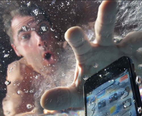 VIDEO OMG: A înotat până pe fundul oceanului pentru a recupera un iPhone. Uite cum s-a terminat totul!