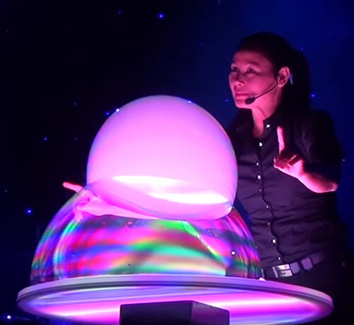 VIDEO OMG: O artistă face lucruri nemaipomenite din baloane de săpun!