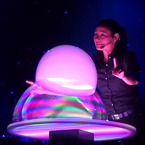 VIDEO OMG: O artistă face lucruri nemaipomenite din baloane de săpun!