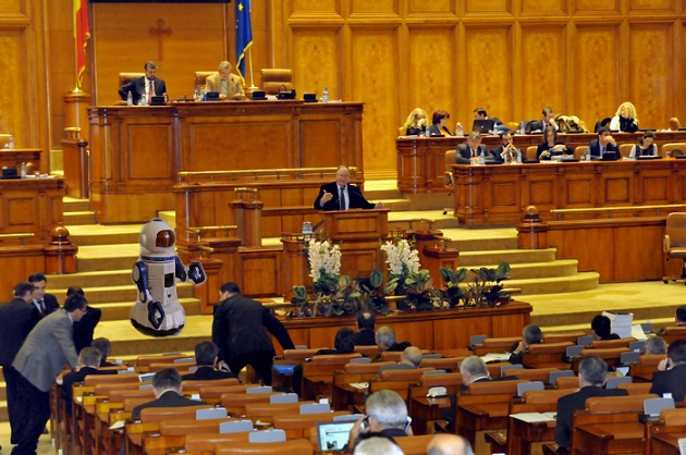 Un student la automatică a creat un robot politician care nu ațipește la ședințe din plen