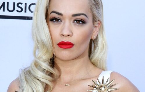 TOP 6 cele mai COOL ținute purtate de Rita Ora în cel mai nou videoclip