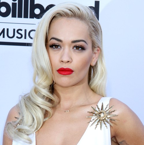 TOP 6 cele mai COOL ținute purtate de Rita Ora în cel mai nou videoclip