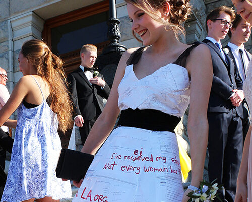 IDEE LOL: O absolventă de liceu și-a făcut rochia de bal din foile cu temele vechi
