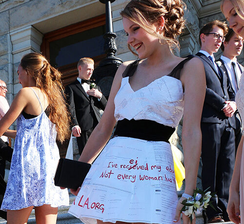 IDEE LOL: O absolventă de liceu și-a făcut rochia de bal din foile cu temele vechi