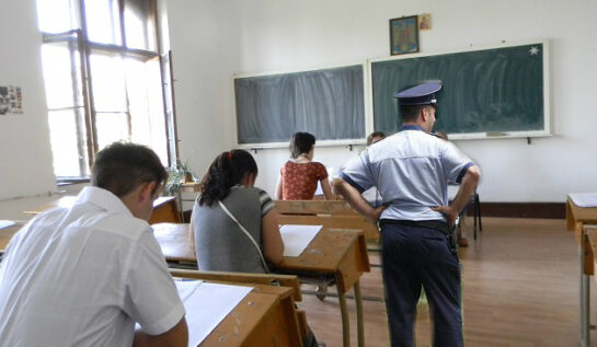 Un polițist care a supravegheat Bacalaureatul zeci de ani s-a decis să susțină și el examenul maturității!