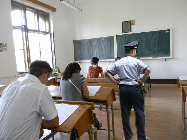 Un polițist care a supravegheat Bacalaureatul zeci de ani s-a decis să susțină și el examenul maturității!