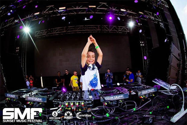 VIDEO: El e cel mai tânăr DJ din lume. Are 9 ani şi pune muzică pentru mii de oameni!
