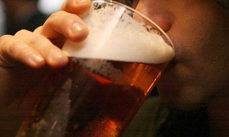 Cercetătorii au confirmat: Expresia „ies la o bere” este întotdeauna falsă