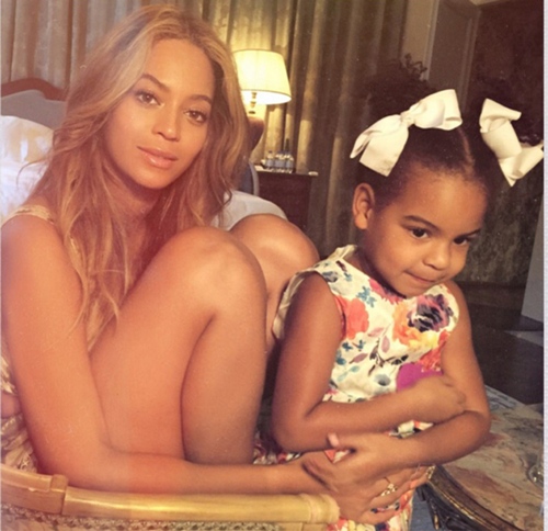 Aww! Beyonce a ieșit la plajă cu fetița ei. Uite cât de bine s-au distrat!