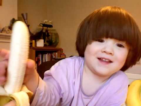 VIDEO | Acest copil învață să spună ”banană”. Felul în care pronunță îți va înveseli ziua!